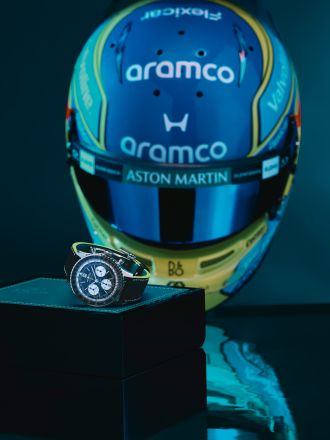 09 Breiting-Navitimer-B01-Chronograph-43-Aston-Martin-Aramco-Formula-OneTM-Team Helmet-Fernando-Alonso RGB