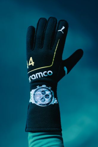 01 AMF1 Glove-with-Breitling-Navitimer-B01-Chronograph-43