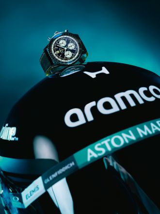 07 Breiting-Navitimer-B01-Chronograph-43-Aston-Martin-Aramco-Formula-OneTM-Team Helmet-Lance-Stroll RGB